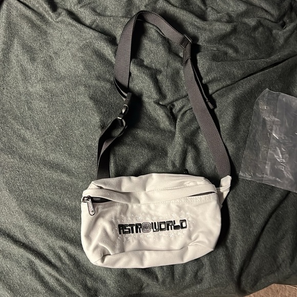 Travis Scott Astroworld Fanny pack - Picture 4 of 6